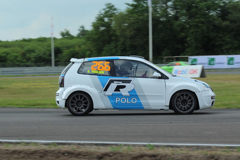 Kurt Poulsen måtte læsse bilen på traileren allerede efter løb 1, da VW Polo raceren ikke havde ret meget fremdrift på grund af problemer omkring gearkassen/spæret på bilen
(Foto: JJ Media)